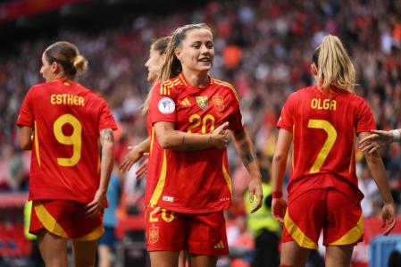 Claudia Pina celebra su gol ante Inglaterra en Cornellà-El Prat
