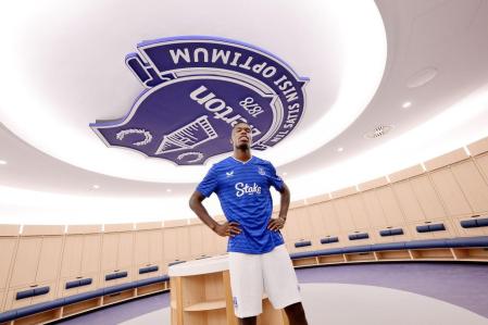 Thierno Barry, nuevo delantero del Everton tras salirse en el Villarreal