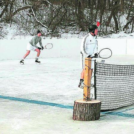 En zonas del planeta donde el hielo es más persistente, la pista al aire libre sustituye la de hierba, la sintética o la de arcilla
