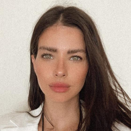 Entre 2007 y 2010 alcanzó mayor reconocimiento al interpretar a Jazmín 'Jaz' Romero en la serie de televisión 'Casi ángeles'.