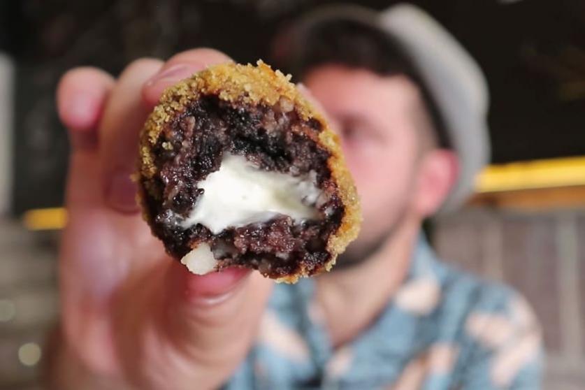 Croqueta de Oreo con chocolate blanco