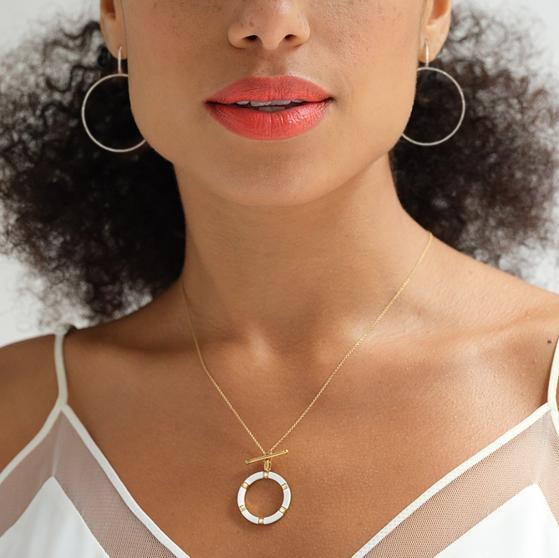 Ese es un collar creado con cerámica blanca llamado 'Unstoppable Brilliance'.