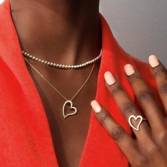 El conjunto de un collar y un anillo con un corazón de diamantes.