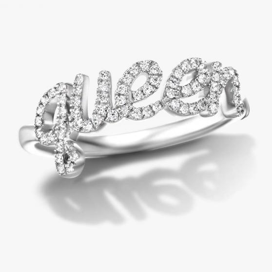 Un anillo con la palabra 'reina' en inglés.