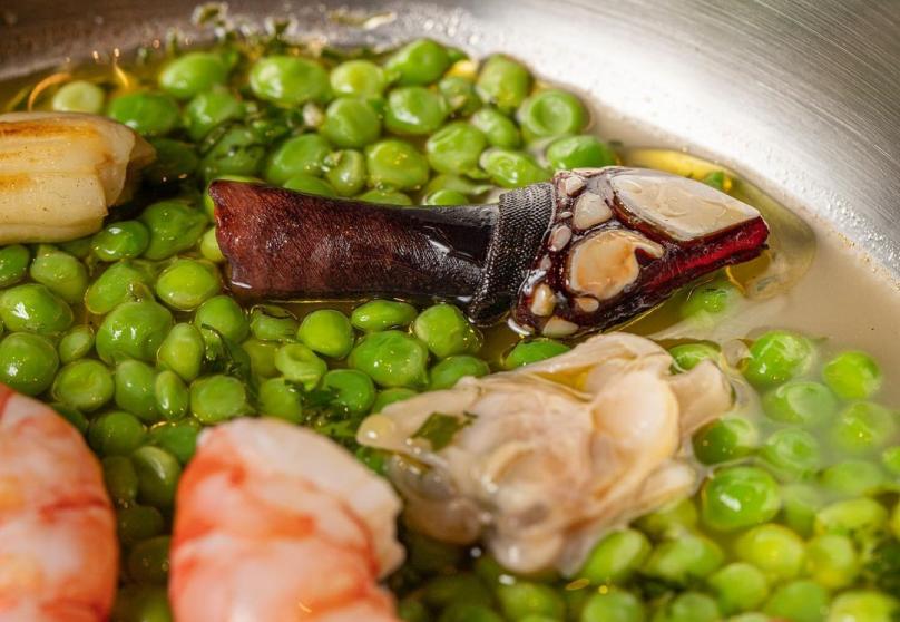 El plato de guisantes Marineros con espardeñas, almejas, gambas y percebes.