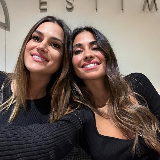 Elena Galera y Antonela Roccuzzo en el comedor de Estimar.