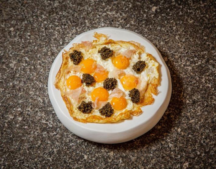 El huevo de siete yemas con panceta y caviar.