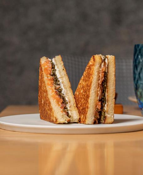 El bikini de Estimar con queso crema, tartar de salmón ahumado y caviar.