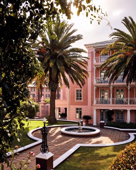 El color rosa de la fachada del hotel ha sido respetado.