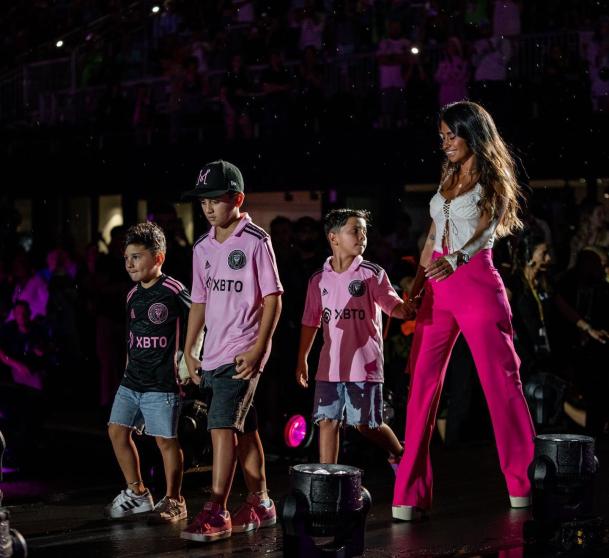 El día de la presentación de Messi como jugador del Inter de Miami, Antonela lució estos pantalones rosa chillón con una camiseta blanca.
