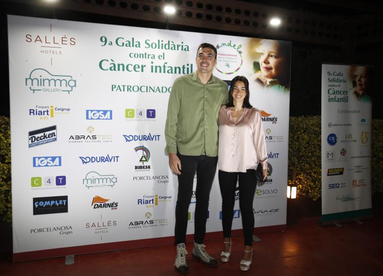 El jugador de Basket Pierre Oriola y su esposa, Mariona Castells