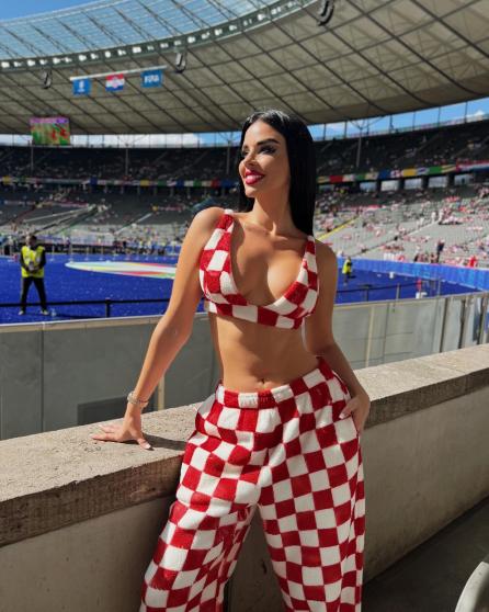 Ivana Knoll vuelve a la carga en la Eurocopa 2024: sus posados más 'hot' en redes sociales