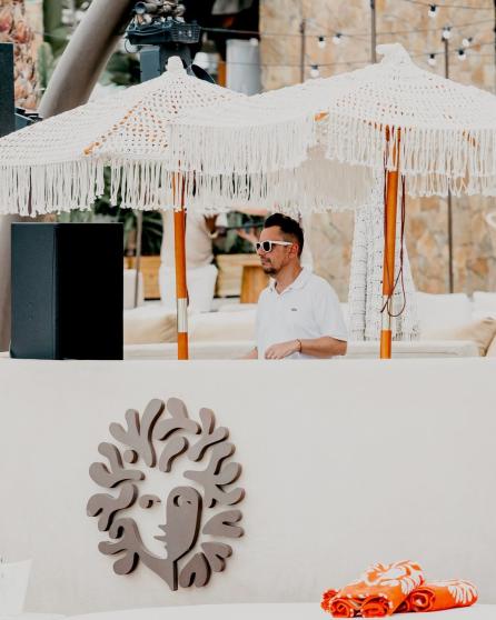 El local cuenta actuaciones de DJs.