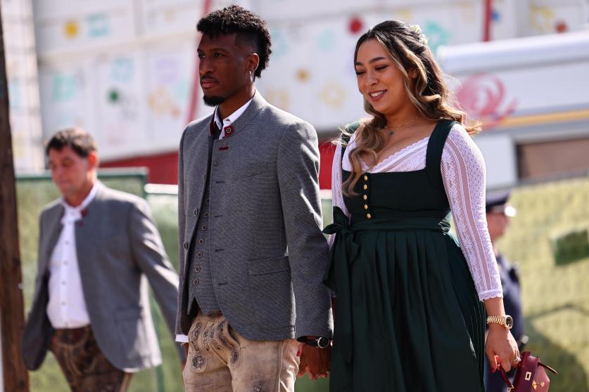 Kingsley Coman y su esposa Sabrina Duvad EFE/EPA/ANNA SZILAGYI