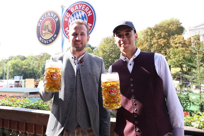 Harry Kane y Jamal Musiala  (Photo by Alexander Hassenstein/Getty Images for Paulaner)