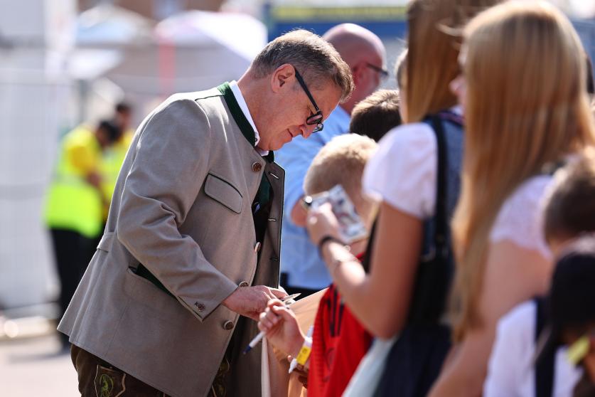 Bayern Munich CEO Jan-Christian Dreesen, CEO del Bayern Munich, firma autógrafos. (Alemania) EFE/EPA/ANNA SZILAGYI