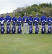 El equipo europeo de la Ryder Cup, defensor del título, posa con el trofeo en el campo de Whistling Straits