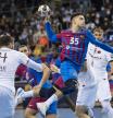Domen Makuc, superando a Nikola Karabatic en un Barça-PSG