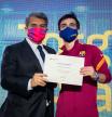 Jorge Alastuey recibe un diploma como graduado en La Masía.