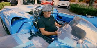 Brian Johnson hace rugir el Lola T70 Mark 1 de 1965 que guarda en el garaje junto a otros automóviles icónicos