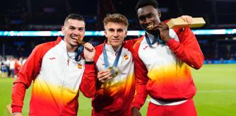 Iturbe, Barrios y Samu, representantes del Atlético en los Juegos, con la medalla de oro.