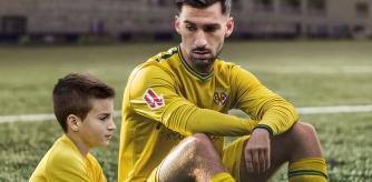 Imagen de Baena de niño con una actual que publicó el Villarreal para despedir al futbolista.