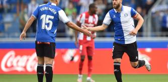 Toni Moya felicita a Laguardia tras anotar el 1-0 en el Alavés-Atlético de Madrid.