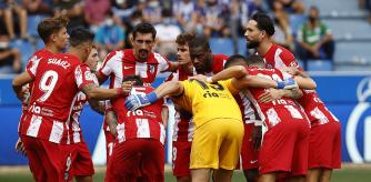 Los jugadores del Atlético de Madrid hacen grupo antes de un partido de competición.