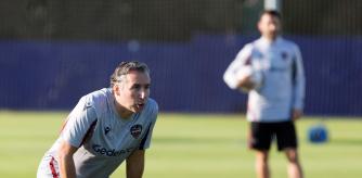 Javier Pereira, entrenador del Levante UD, durante un entrenamiento del equipo.