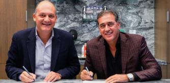 Fabrice Pastor (i) e Ike S. Franco (d)) firman un acuerdo en 2022.