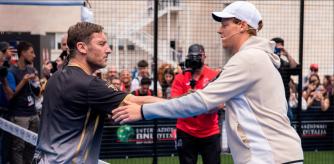 Totti y Sinner disputan un partido de pádel