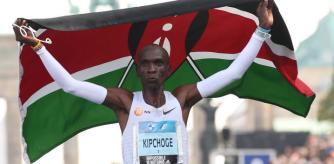 Eliud Kipchoge, atleta de Kenia y actual plusmarquista mundial de maratón, ha sido galardonado este jueves con el Premio Princesa de Asturias de los Deportes 2023, al que optaban un total de 24 candidaturas de once nacionalidades. El deportista, de 38 años, cuenta con un gran palmarés deportivo, donde además de su récord del mundo de 2:01:09 en maratón, logrado en Berlín en 2022, destacan sus dos oros olímpicos de la distancia en 2016 y 2021. El africano releva en el palmarés al Equipo Olímpico de Refugiados.