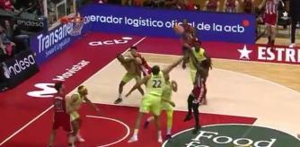 ¡Épica victoria del Basquet Girona! Ike Iroegbu anotó una canasta increíble a dos segundos del final, asegurando el primer triunfo histórico de su equipo en un derbi ante el Barça en la Liga Endesa. El movimiento fue un espectáculo: amagó ante Satoransky, giró sobre sí mismo y lanzó en suspensión, anotando con suspense tras un rebote en el aro. Esta derrota complica seriamente al Barça en su camino hacia la Copa del Rey.