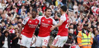 Martín Zubimendi celebra su primer tanto junto a Noni Madueke y Mikel Merino