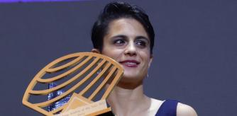 María Pérez, con el trofeo a la mejor atleta mundial del año en la categoría 'fuera del estadio'