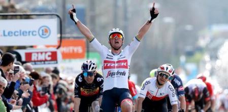 El danés Mads Pedersen (Trek Segafredo), campeón del Mundo en 2019, se impuso tras un disputado y largo sprint en la tercera etapa de la París-Niza disputada entre Vierzon y Dun-le-Palestel, de 190.8 km, en un final con caída en la recta de meta que afectó, sin consecuencias, al líder, el francés Christophe Laporte