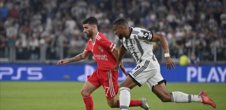 TURIN, ITALY - SEPTEMBER 14: (L-R) Rafa Silva of SL Benfica against Gleison Bremer of Juventus FC during the UEFA Champions League group H match between Juventus and SL Benfica at Allianz Stadium on September 14, 2022 in Turin, Italy. (Photo by Stefano Guidi/Getty Images)