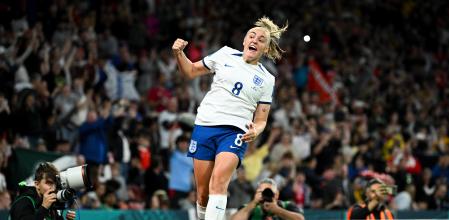 Stanway, en su segundo disparo, batió a Theus para marcar el gol que pone a Inglaterra en el liderato.