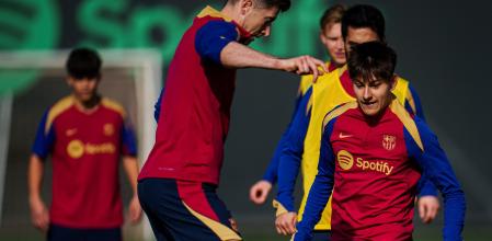 Lewandowski y Brian Fariñas en el entrenamiento del FC Barcelona