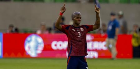 Jeyland Mitchell, que acabó lesionado, celebra la victoria de Costa Rica