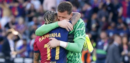 Szczesny se abrazó a Raphinha tras el Clásico