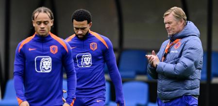 Xavi Simons, Memphis Depay y Ronald Koeman, en el entrenamiento de Países Bajos de este miércoles