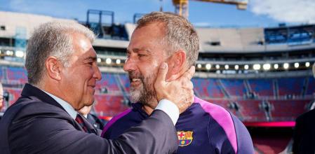 Laporta, abrazando a Hansi Flick en el Spotify Camp Nou