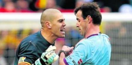 La protesta de Víctor Valdés a Pérez Lasa conlleva el doble de sanción que la misma protesta literal de Rui Faria al mismo árbitro en enero