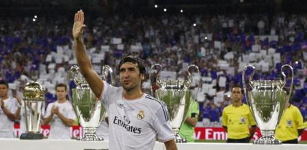 El delantero del Al-Sadd de Catar Raúl Gonzalez posa con los trofeos ganados con el Real Madrid