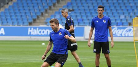 Illarra y Carlos Fernández, ante Imanol en Zubieta