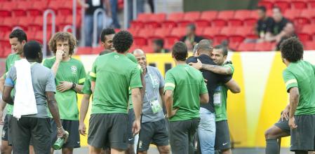 Alves se abraza a Cafú en una concentración de Brasil