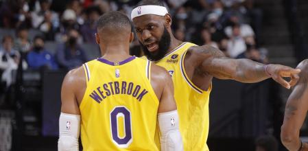 LeBron da explicaciones a Westbrook durante el encuentro de anoche.