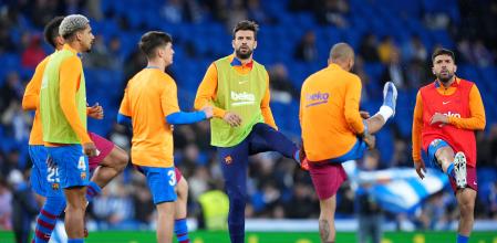 SAN SEBASTIAN, SPAIN - APRIL 21: Gerard Pique of FC Barcelona warms up with team mates prior to the LaLiga Santander match between Real Sociedad and FC Barcelona at Reale Arena on April 21, 2022 in San Sebastian, Spain. (Photo by Juan Manuel Serrano Arce/Getty Images)