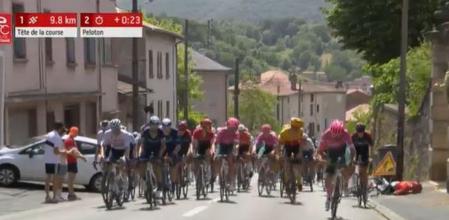 Quitana fue empujado por uno de los corredores al suelo y golpeó con el hombro